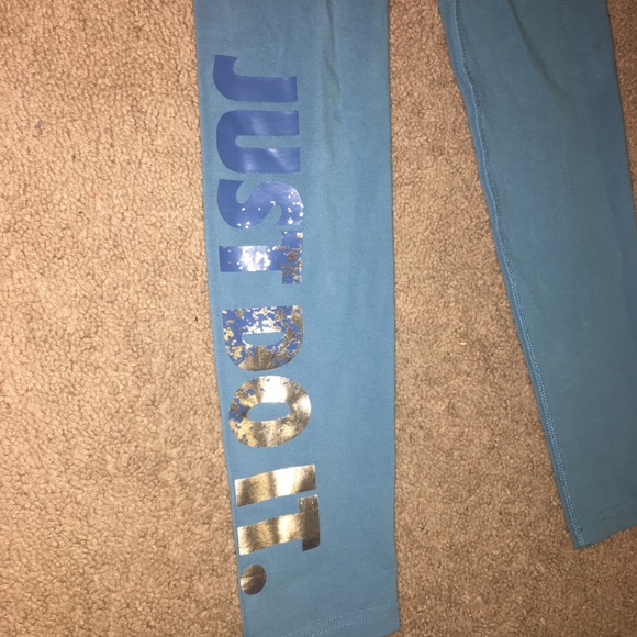 Nike Pants - Size Medium women’s athletic Nike leggings (NWOT)